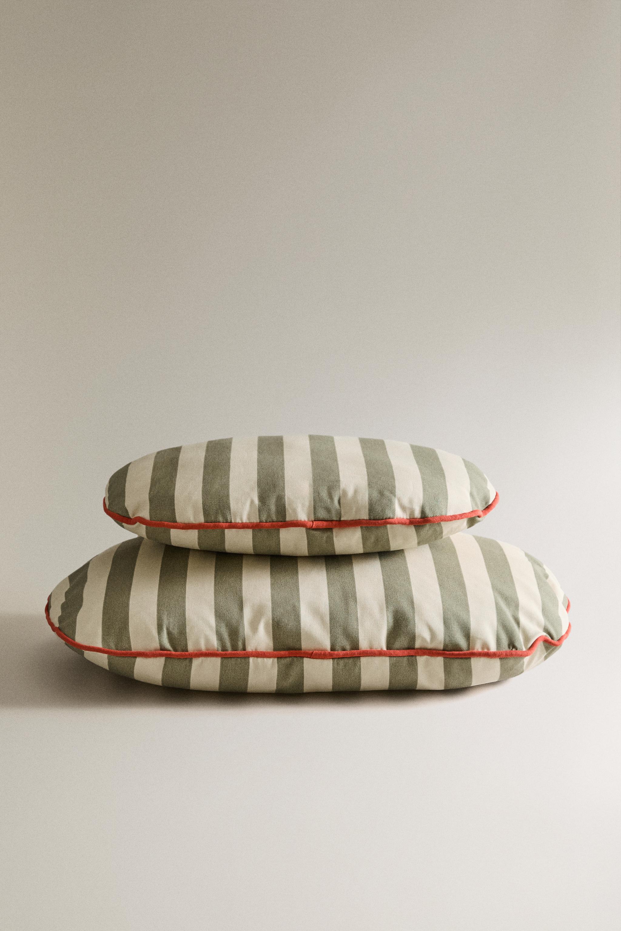 OVAL STRIPED PET CUSHION